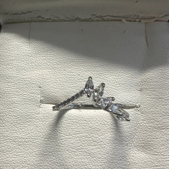 Sterling Silver V Shape Marquise CZ Ring, New w/o tag, size 6 - Picture 1 of 6